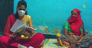लोगों के घरों में झाड़ू-पोछा कर बोर्ड परीक्षा में हासिल किए 75% अंक, कलेक्टर बनना है सपना
