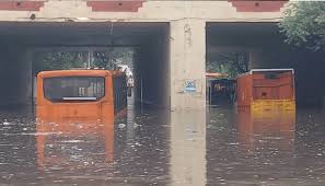 चंद घंटों की बारिश से दिल्ली में आफत, हर जगह जलभराव, डूबी बस में फंसे लोग