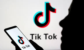 चीन को जोर का झटका: अमेरिका में Tik Tok और WeChat पर लगा बैन