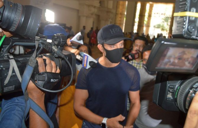 कंगना रनौत के खिलाफ फर्जी ईमेल मामले में बयान दर्ज कराने कमिश्नर ऑफिस पहुंचे ऋतिक रोशन