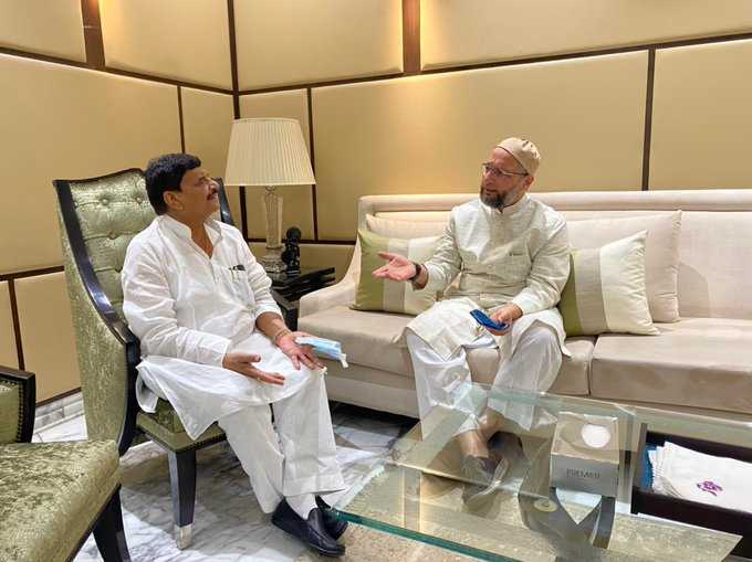 अखिलेश यादव को शिवपाल ने दिया झटका,ओवैसी से की मुलाकात