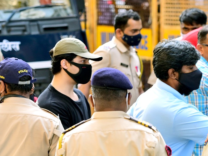 समंदर के बीच नशे का जश्न, शाहरुख खान के बेटे आर्यन को किया गिरफ्तार