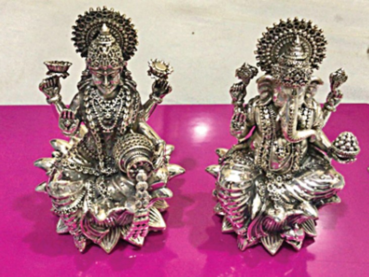 चांदी के सिक्कों से ज्यादा मूर्तियों को पसंद कर रहे हैं लोग