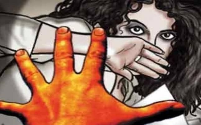 संदिग्ध परिस्थितियों में पेड़ से लटका मिला किशोरी का शव,परिजनों ने लगाया हत्या का आरोप