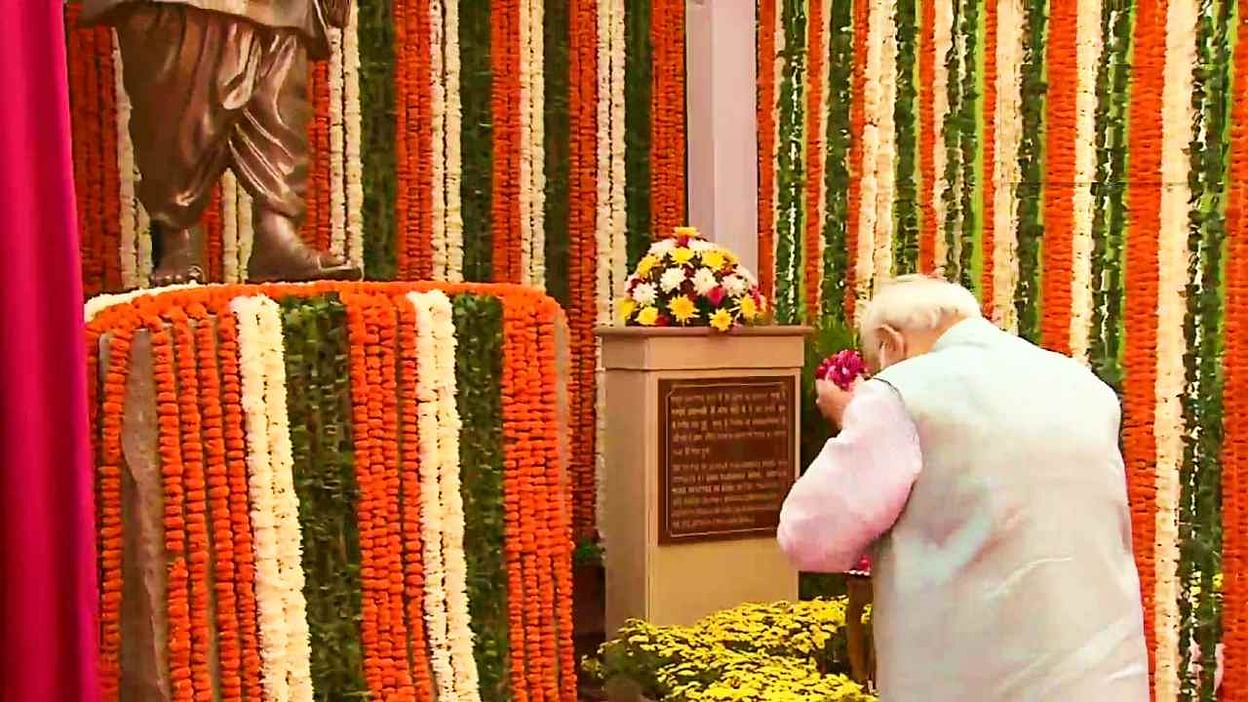 पीएम मोदी CAG मुख्यालय पहुंच किया सरदार वल्लभभाई पटेल की प्रतिमा का अनावरण