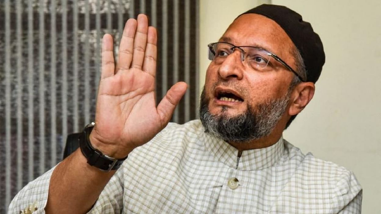 यूपी के चुनावी रण में उतरने का ऐलान कर चुके एआईएमआईएम प्रमुख ओवैसी विपक्षी दलों को लगातार घेरने की कोशिश