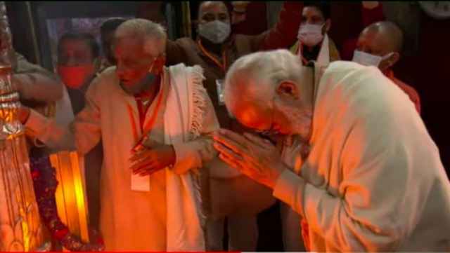 काशी में गंगा आरती का भव्य नजारा,11 लाख दीयों से जगमग हुए गंगा घाट,पीएम मोदी और सीएम योगी भी हुए आरती में शामिल