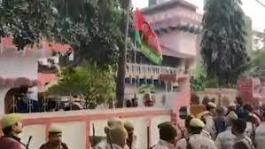 अखिलेश के करीबियों पर आयकर विभाग की छापेमारी,मैनपुरी में आरसीएल ग्रुप मनोज यादव के घर कार्रवाई जारी