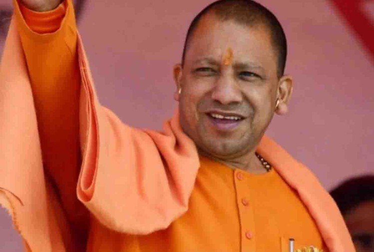 लखनऊ में अभ्युदय योजना के तहत यूपी सीएम की सौगात,एक लाख युवाओं को फ्री स्मार्ट फोन और टैबलेट का उपहार