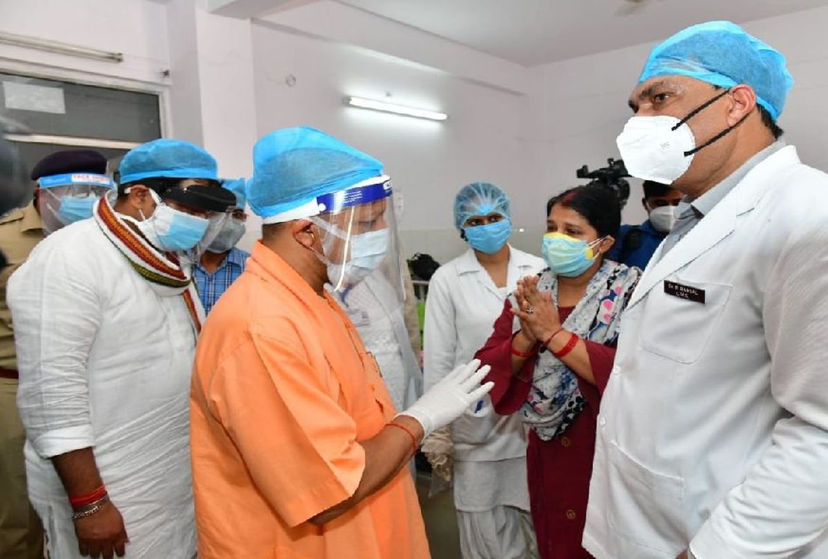 यूपी में कोरोना वायरस संक्रमण की तीसरी लहर ने पकड़ी गति,सीएम योगी आदित्यनाथ ने संभाला मोर्चा