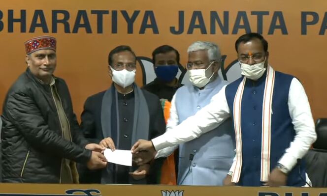 चुनावी रंगत में रंगा यूपी,चुनाव से पहले दल बदल की राजनीति शुरू,कांग्रेस और सपा विधायक बीजेपी में शामिल