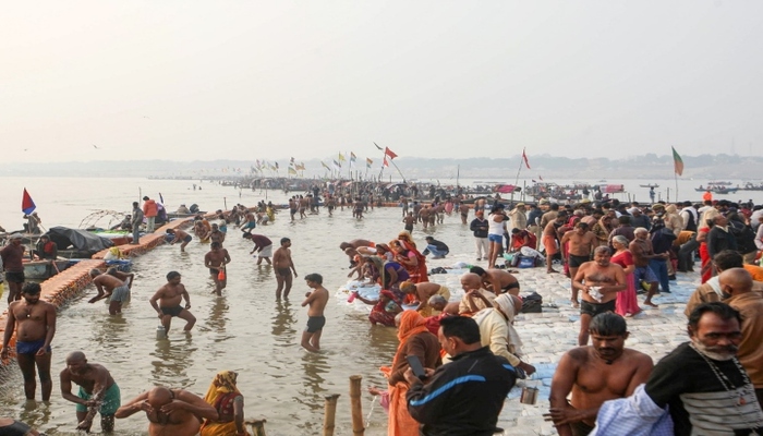 प्रयागराज में मोनी अमावस्या पर श्रद्धालुओं का उमड़ा हुजूम,लाखों की संख्या में संगम में भक्तों ने डुबकी लगाकर की पूजा-अर्चना