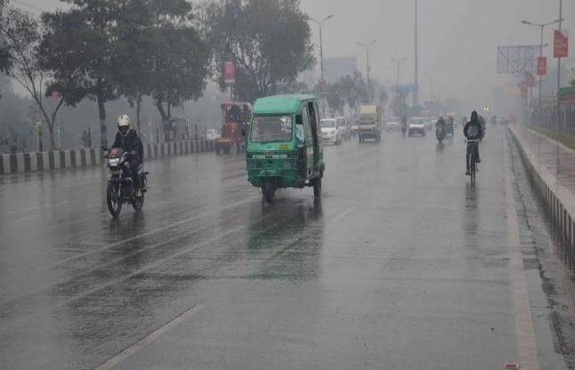 दिल्ली-NCR में बिगड़ा मौसम का मिजाज, बारिश के साथ कुछ इलाकों में पड़े ओले