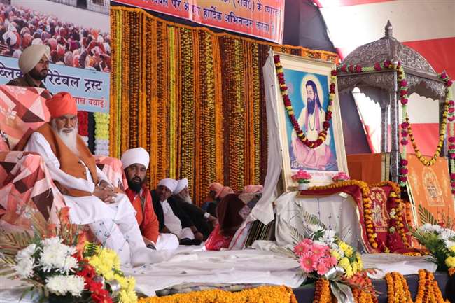 PM ने दिल्ली के रविदास विश्राम धाम में श्रद्धालुओं के साथ झांझ बजाई