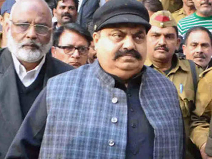 माफिया अतीक अहमद के भगोड़े बेटे को पकड़ने के लिए ताबड़तोड़ छापेमारी,25 हजार का इनाम