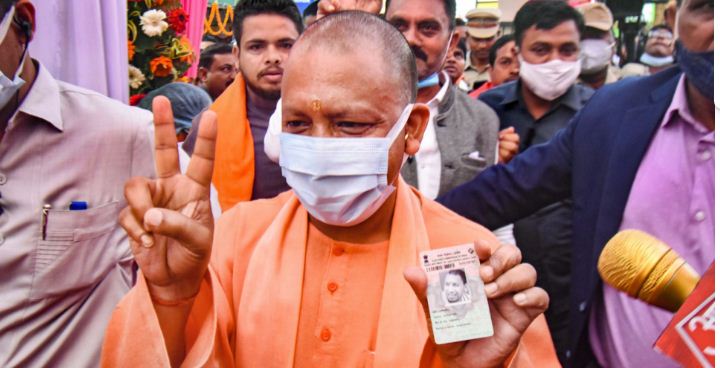 यूपी में छठे चरण के चुनाव के लिए मतदान जारी,सीएम योगी ने डाला वोट