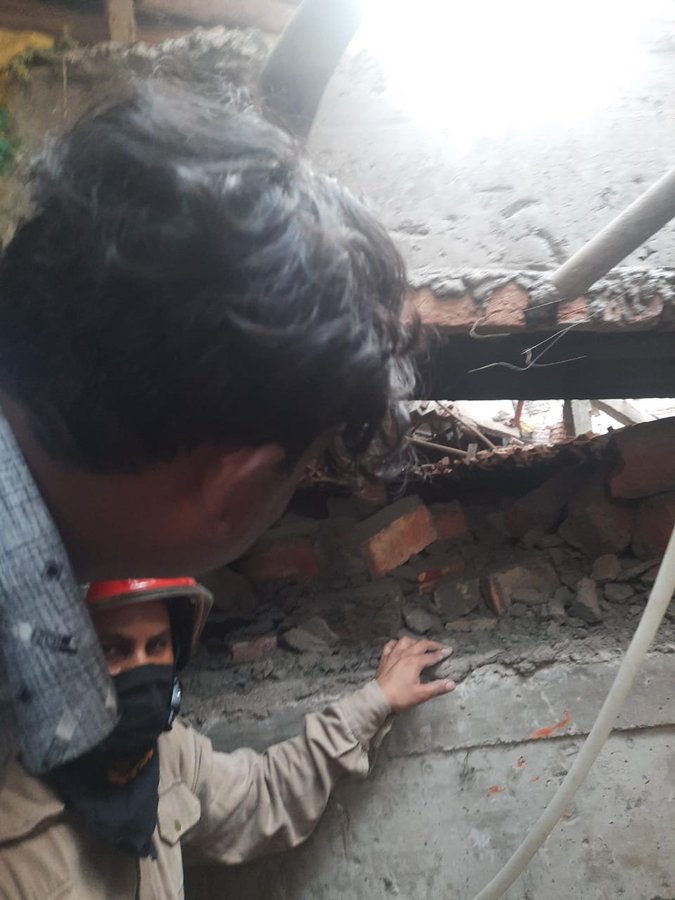 राजधानी दिल्ली में कश्मीरी गेट के पास एक निर्माणाधीन इमारत गिर गई। हादसे में मलबे के नीचे कई लोग दबने की आशंका
