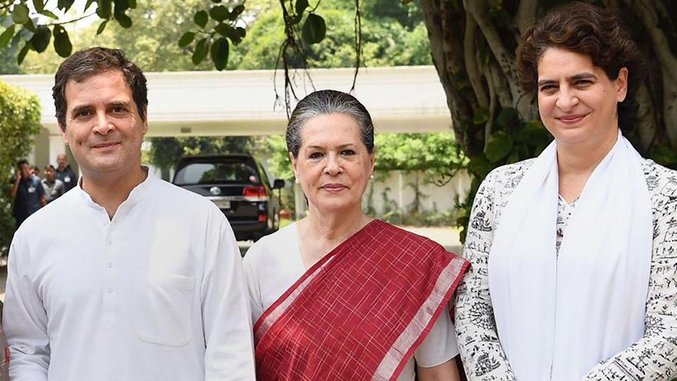 कपिल सिब्बल ने भी बोला - गांधी परिवार को नेतृत्व छोड़ कर अब किसी और को कमान दे देनी चाहिए