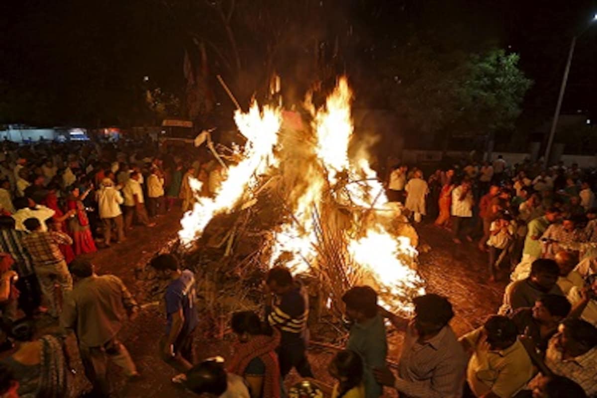 होलिका दहन के समय कुछ चीजों को ध्यान रखना बेहद जरूरी