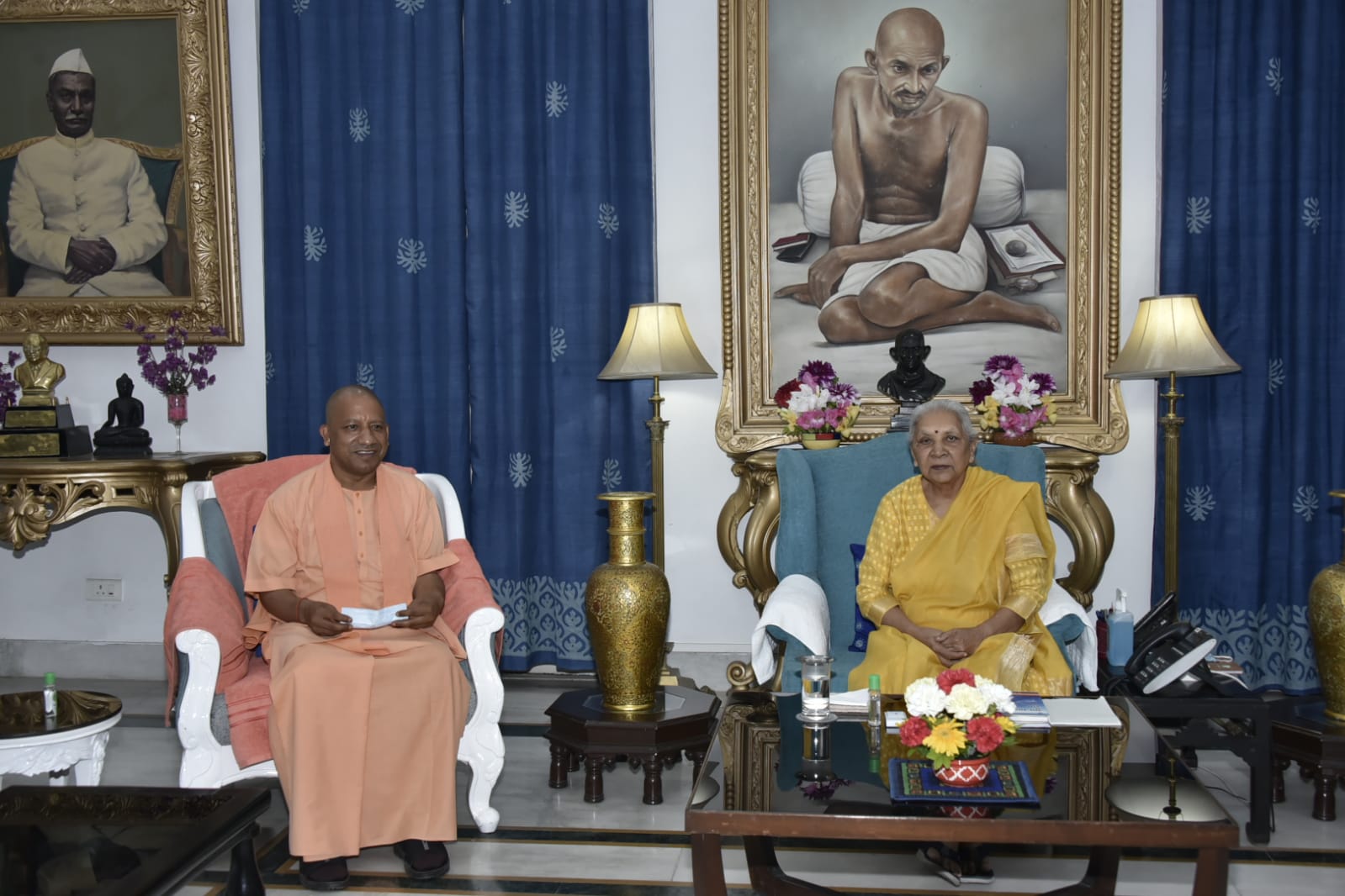 मुख्यमंत्री योगी आदित्यनाथ पहुंचे राजभवन,राज्यपाल आनंदीबेन पटेल से की शिष्टाचार मुलाकात