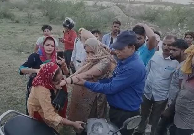राजस्थान: प्रेमिका संग घूमने जा रहा था कॉन्स्टेबल पति, पत्नी ने घरवालों संग किया पीछा; बीच सड़क की चप्पलों से पिटाई