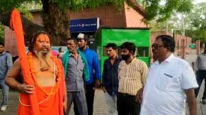 अयोध्या से ताजमहल देखने आये जगद्गुरु परमहंसाचार्य और उनके शिष्यों को प्रवेश से रोका