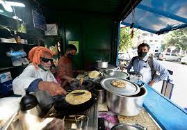 कर्नाटक का ये बुजुर्ग कपल दे रहा 50 रुपये में अनलिमिटेड खाना, इंटरनेट पर छाए