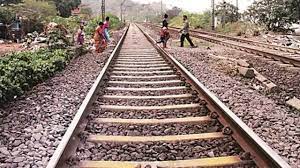 पटरी के किनारे खून से लथपथ युवक तड़पता रहा, राहगीर बनाते रहे वीडियो; हेड कांस्टेबल ने बचाई जान