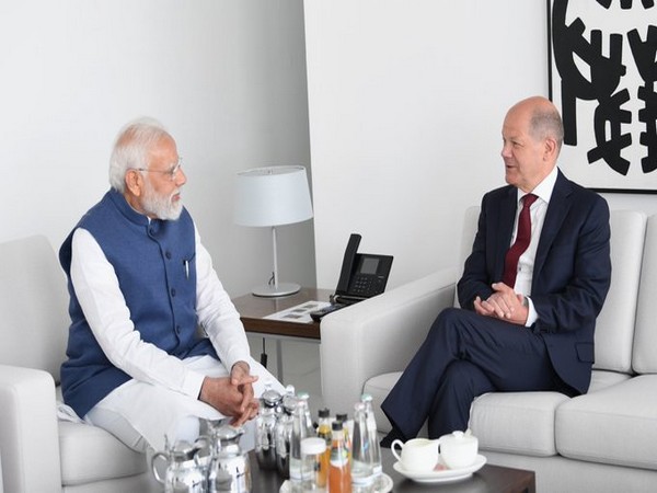 बर्लिन में पीएम मोदी को दिया गया गार्ड ऑफ ऑनर,  जर्मनी के चांसलर ओलाफ़ स्कोल्ज़ से की मुलाकात