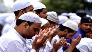 धूमधाम से मनाया जा रहा ईद का त्योहार,मस्जिदों में नमाज अदा कर दी एक-दूसरे को मुबारकबाद