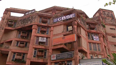 CBSE की नई चेयरपर्सन बनीं आईएएस निधि छिब्बर