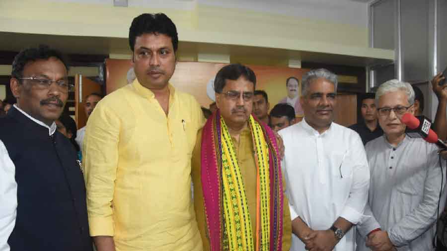 बीजेपी के 9 और आईपीएफटी के दो विधायकों ने ली मंत्री पद की शपथ