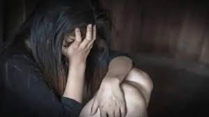 पड़ोसी बोला- न्यूड फोटो भेजो नहीं तो जिंदा जला दूंगा, और फिर..