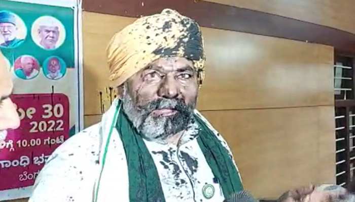किसान नेता राकेश टिकैत पर बेंगलुरु में एक कार्यक्रम के दौरान फेंकी गई स्याही