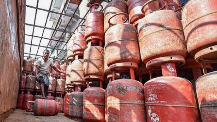 बढ़ती महंगाई के बीच लोगों को मिली राहत,कॉमर्शियल सिलेंडर 135 रुपए सस्ता