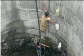 जल के लिए जीवन संकट में डाल रही महिलाएं, कुएं में उतर कर पानी भरने को हैं मजबूर; देखें वीडियो