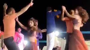 कभी ठुमके तो कभी लिपटे, 'छम्मक छल्लो' वाले दरोगा जी का वीडियो वायरल, हो गए सस्पेंड