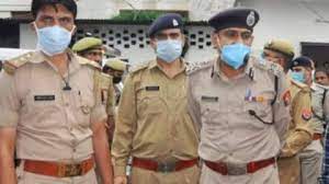 कानपुर: खूंखार अपराधी को पुलिसवालों ने मंदिर में कराए दर्शन, खाने-पीने का किया बढ़िया इंतजाम, वीडियो वायरल होते ही चार निलंबित