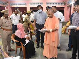 सीएम योगी ने की गोरखपुर में जनसुनवाई,लोगों की सुनी समस्याएं