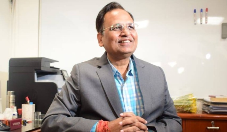 दिल्ली के मंत्री सत्येंद्र जैन के करीबियों के यहां छापेमारी में मिली 2.82 करोड़ की नकदी, सोने के सिक्के भी बरामद