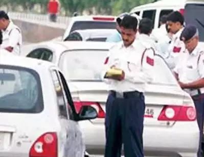 बेंगलुरु में भाजपा विधायक की बेटी ने जंप किया ट्रैफिक सिग्न