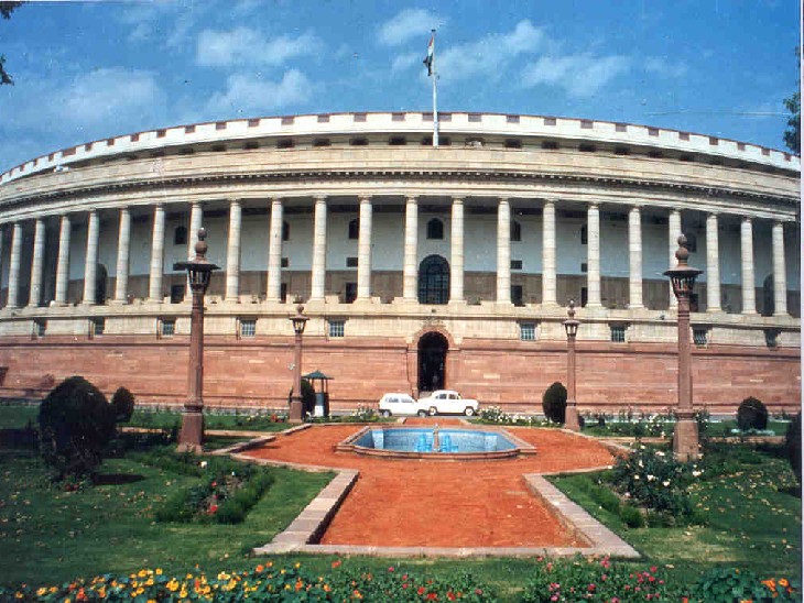 NDA और UPA दोनों के पास स्पष्ट बहुमत नहीं