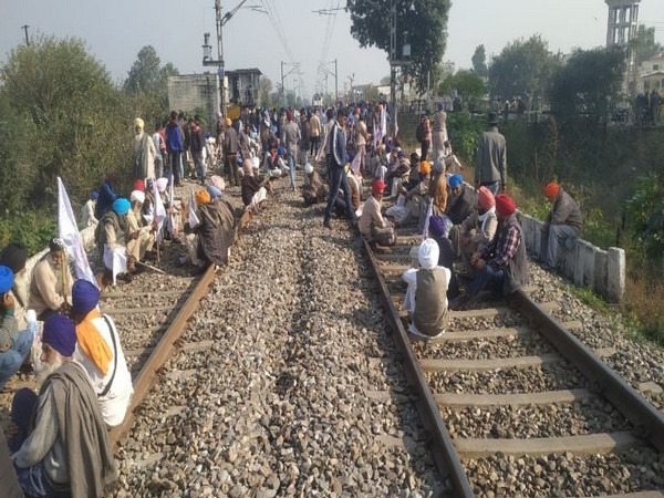 BKU अध्यक्ष नरेश टिकैत का आरोप - लोगों को नक्सलवाद की ओर धकेलना चाहती है सरकार