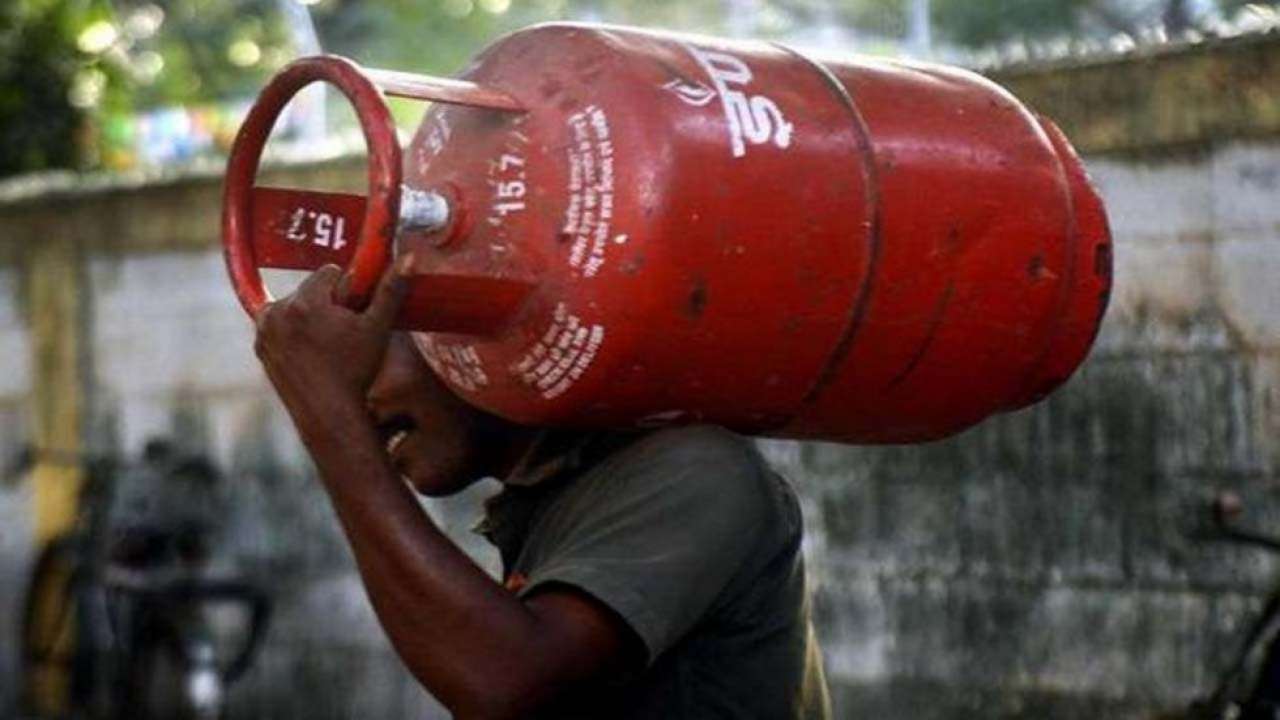 आम आदमी की जेब पर पड़ी मार, एलपीजी सिलेंडर 50 रुपए हुआ महंगा