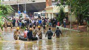 Weather: गुजरात में बाढ़, तेलंगाना में तीन दिन बंद रहेंगे स्कूल-कॉलेज