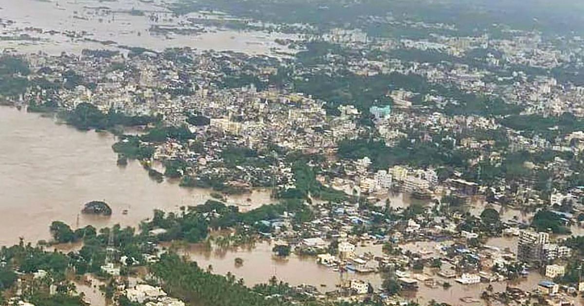 महाराष्ट्र-गुजरात में बाढ़ से तबाही जारी, 11 जिलों में रेड अलर्ट.