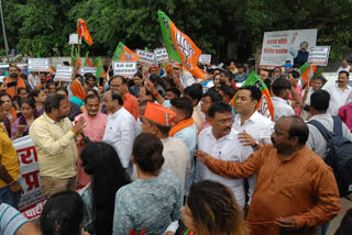 दिल्ली सरकार की नई शराब नीति के खिलाफ बीजेपी का प्रदर्शन,सिसोदिया के घर के बाहर की नारेबाजी