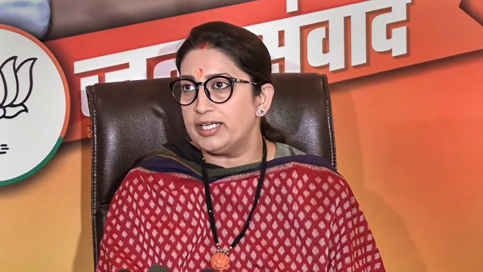 स्मृति ईरानी का कांग्रेस पर बड़ा हमला, कहा - 'राष्ट्रपति और देश से मांगनी चाहिए माफी'