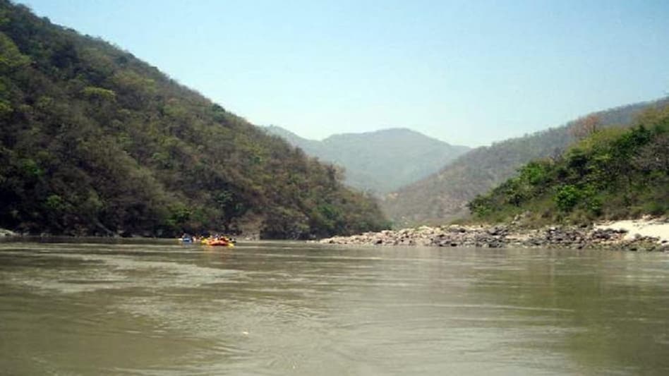 पहाड़ी क्षेत्रों में बारिश से बढ़ रहा गंगा का जलस्तर,घाटों से टूटा संपर्क