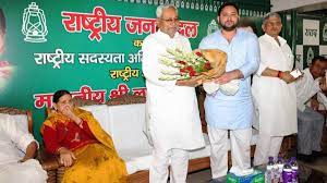 इस्तीफे के बाद नीतीश ने सरकार बनाने का दावा किया पेश,तेजस्वी के घर चुने गए महागठबंधन के नेता